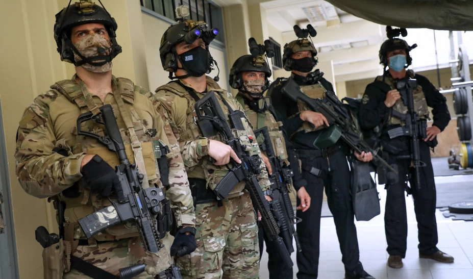 Μονάδα Υποβρύχιων Αποστολών: Εντυπωσιακά πλάνα από τα "βατράχια" που εκπαιδεύονται